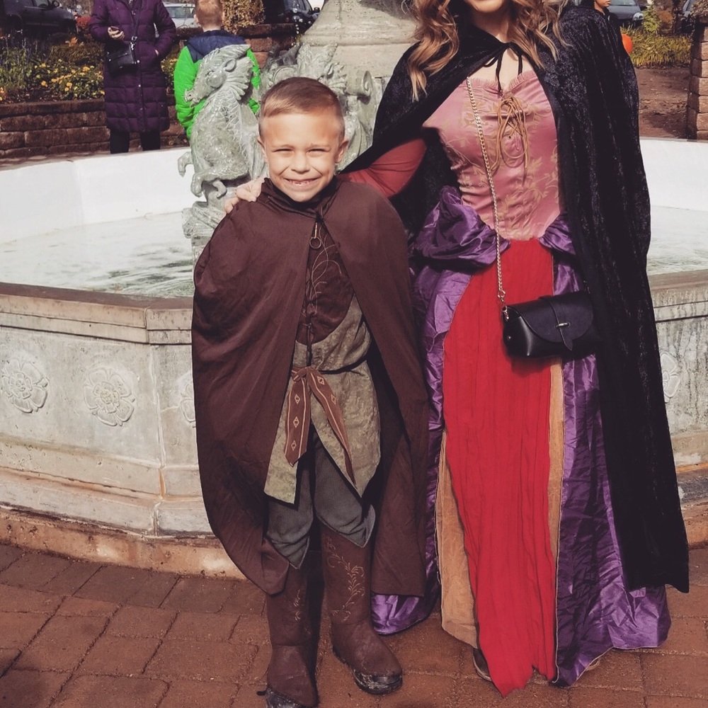 Sarah Sanderson Halloween costume and black cape